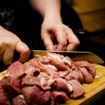 Mencuci daging sebelum dimasak